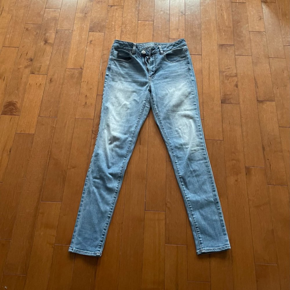 American Eagle Light Wash High Rise Skinny Jeans